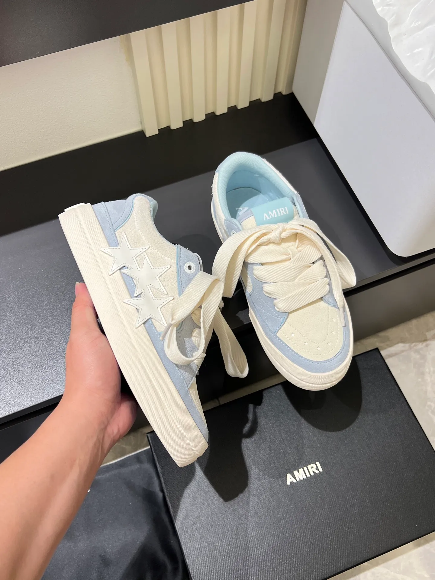 Men's shoes 💰p560 "AMIR*" new men's low-top casual sports sneakers bone shoes, another pair of irresistible bone shoes. Bone shoes are one of AMIRI's most popular items. Made of first-layer cowhide upper. The side bones are made of two cowhide laminations. It has a three-dimensional effect. The leather incisions are all oil-edged. Contrast color design. Simple style. Fashionable sports. Customized metal LOGO nameplate embellished with laces. Exclusive top-quality version. Supports contrast. Breathable mesh lining. The original rubber outsole is a must-have item for daily leisure. It is suitable for various occasions. If you pursue high quality, check it out. It is super cool on the feet and comes with a full set of original packaging! Size: 39-45!